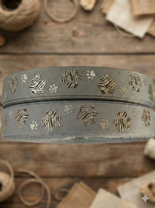 „Zebra-Paw Glamour – Glanzvolles Pfötchen-Ripsband mit Silber-Effekt“ 22mm