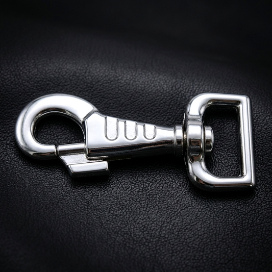 🐕„Deluxe Karabiner“ – Extra Stark & Elegant – 22 / 25 mm. – Hochbelastbarer Bolzenkarabiner mit dekorativer Prägung“ ✨