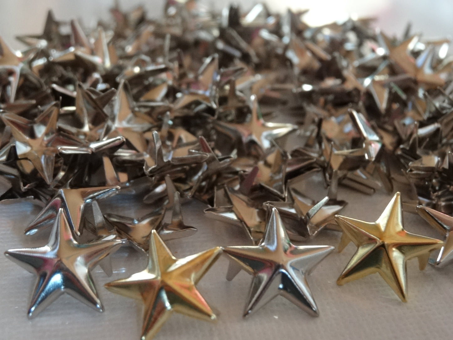 🌟 „Himmlische Akzente – Massive Krallennieten in Sternform in Gold & Silber“ ✨