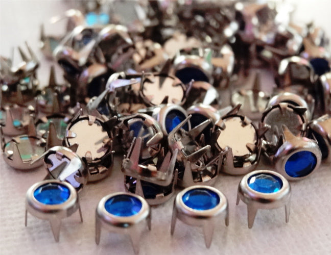 Silberne Krallennieten mit blauem Strass