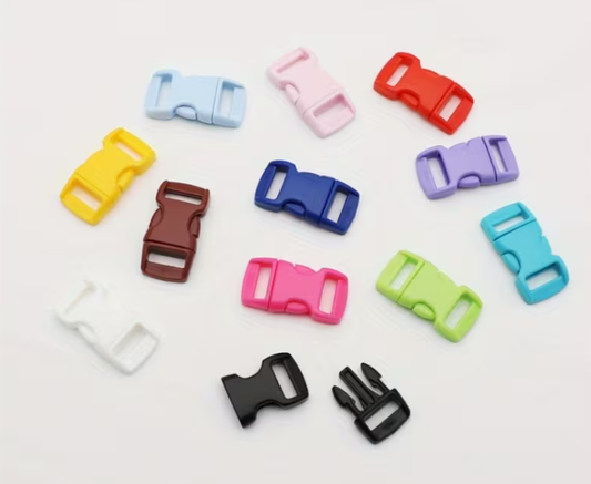 Colored click closure made of plastic