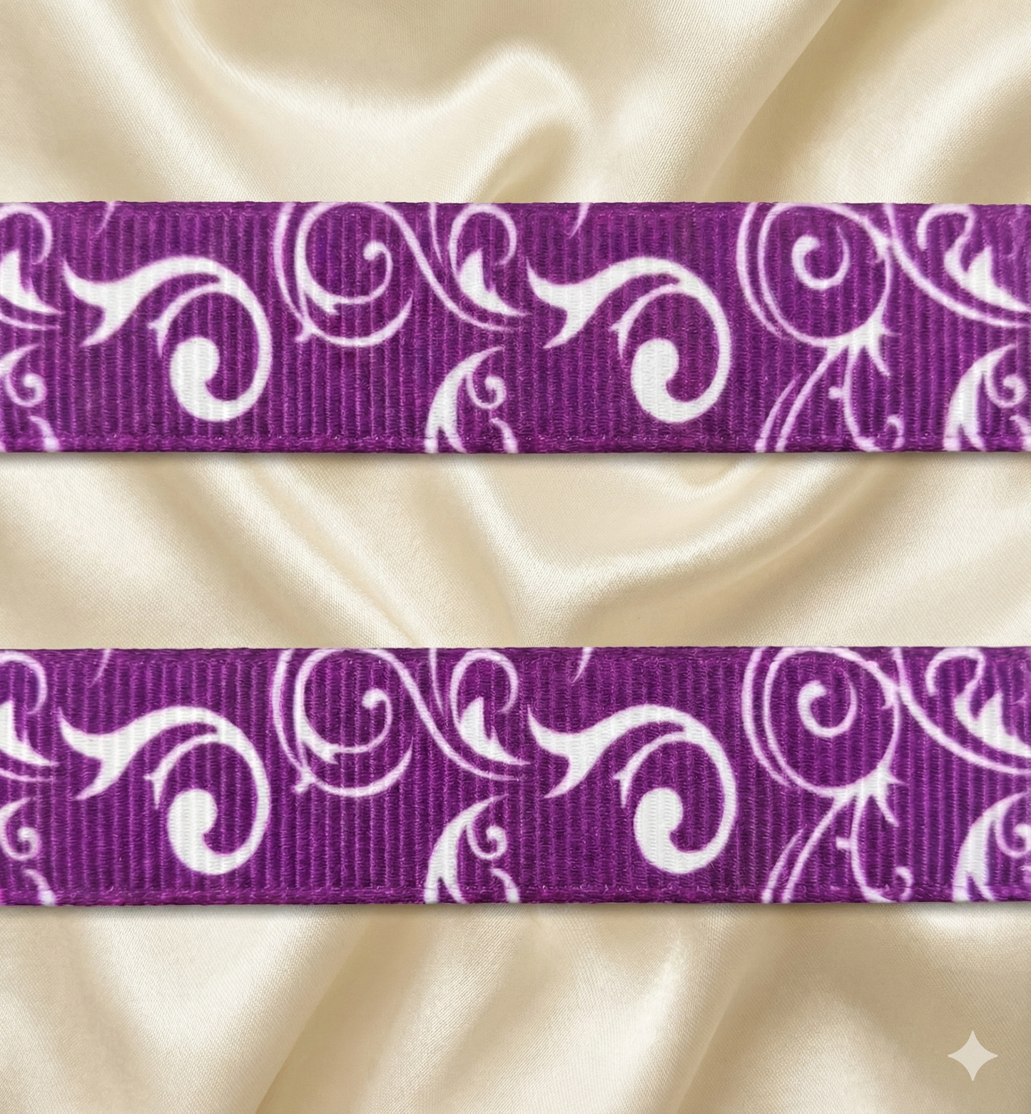 „Royal Purple Swirl – Edles Ornament-Ripsband in Purpur & Weiß“ 9mm