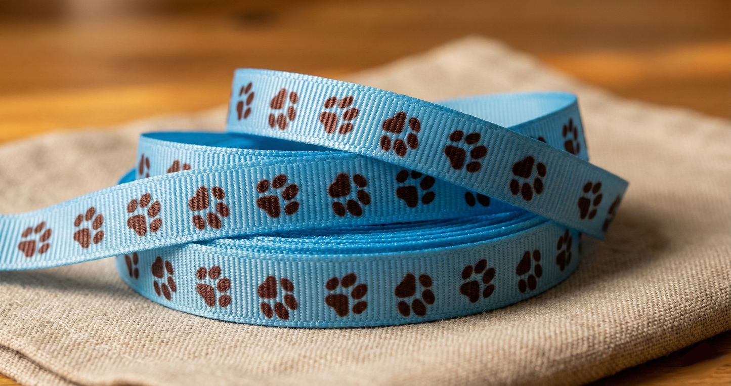 „Sky Blue Paw Prints – Tierisch schönes Ripsband mit braunen Pfötchen“ 9mm