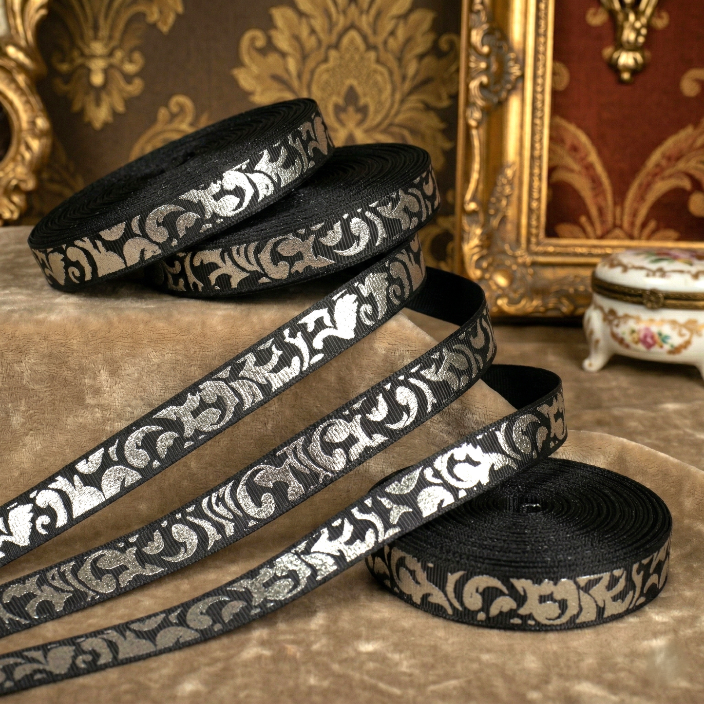 „Royal Baroque – Glamouröses Ornament-Ripsband mit Silberglanz“ 9mm