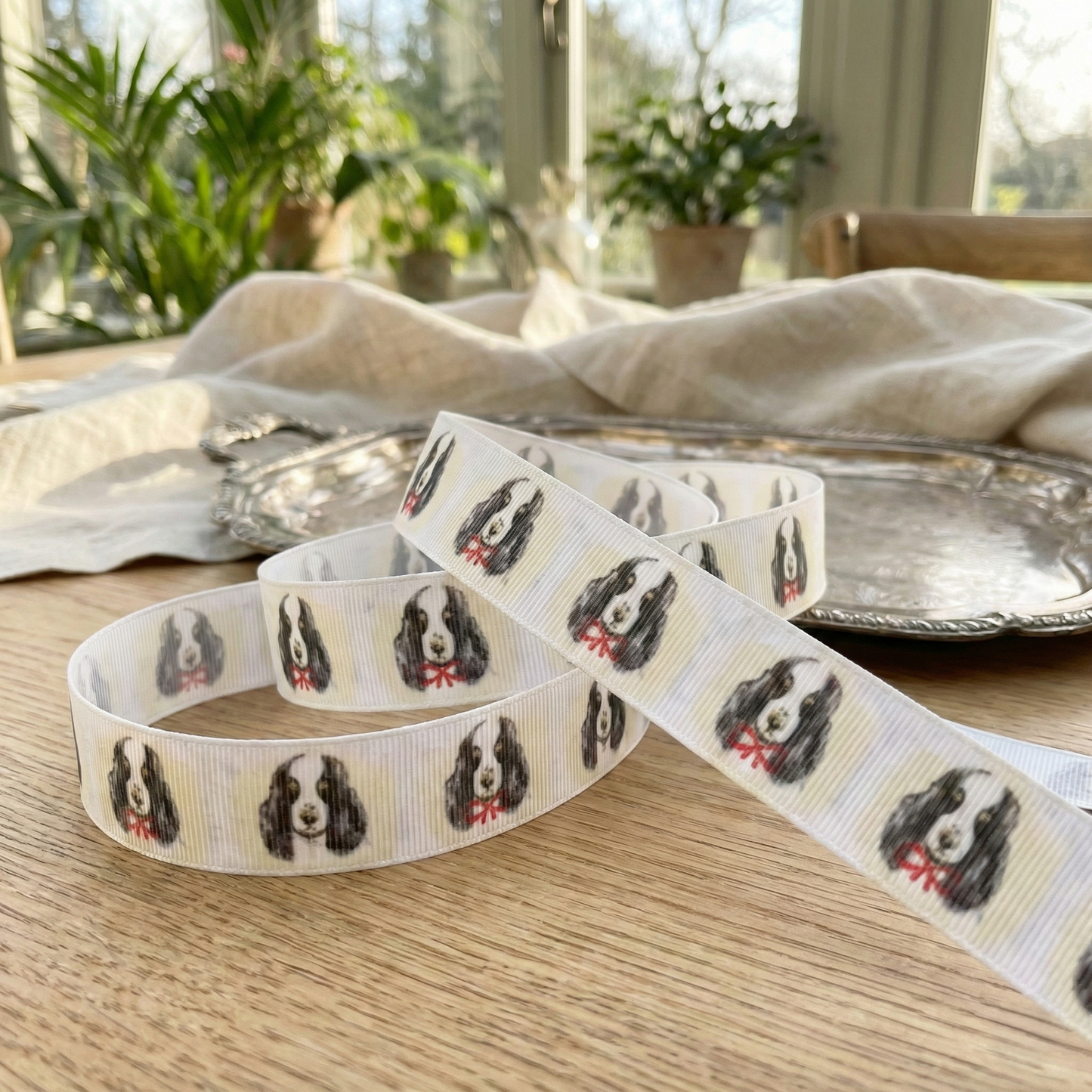 Exklusives Spaniel mit Schleife - Band mit Beigefarbenem Schein – 22mm