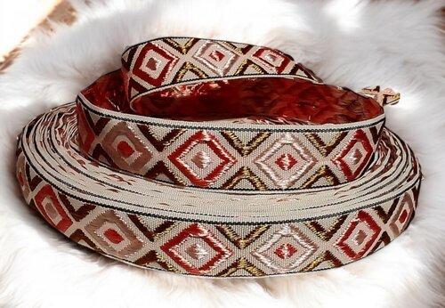 Mystisches Rautenspiel – Webband mit schimmerndem Metallic-Garn in 20mm