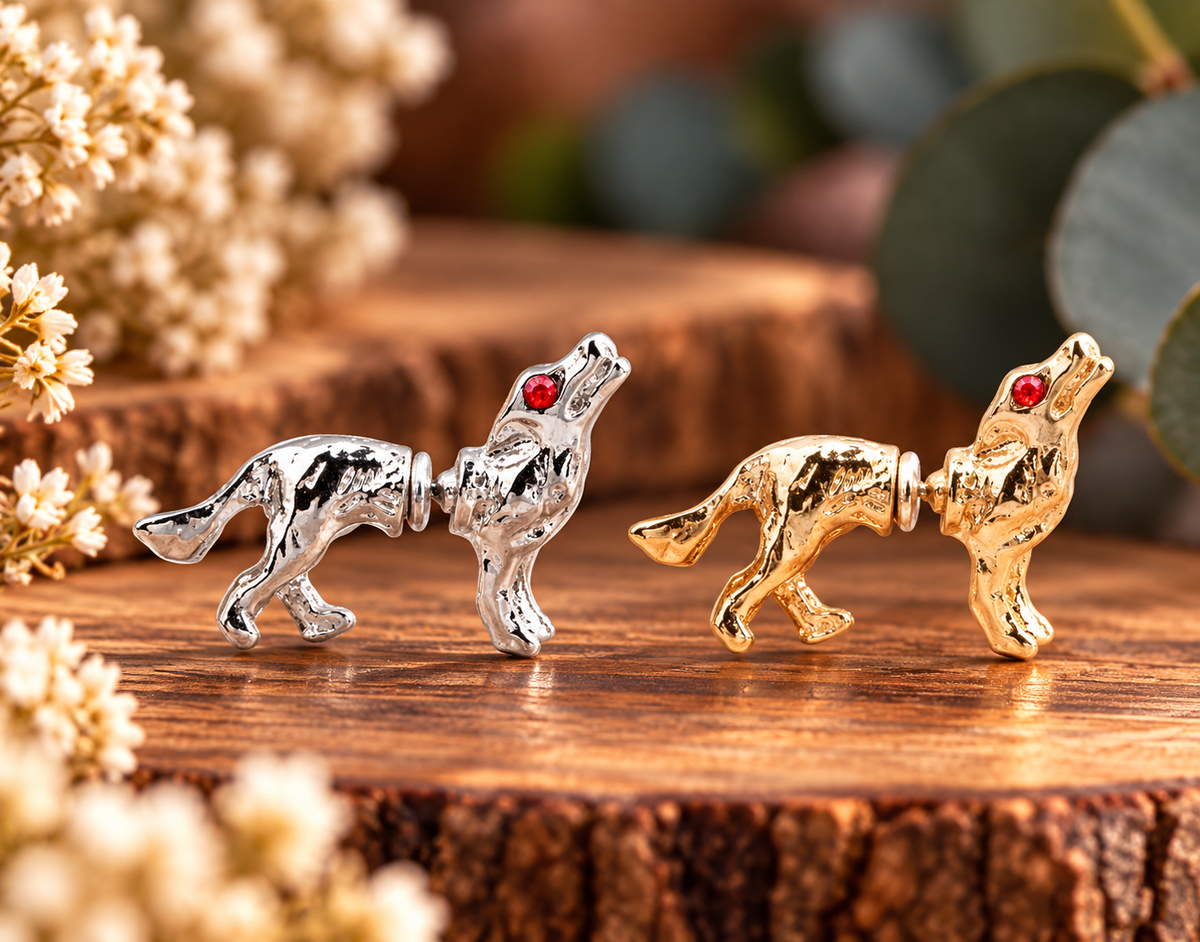 Wolf-Ohrringe in Silber und Gold mit roten Augen als Präsentationsbild