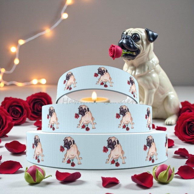 🐾 „Tierische Romantik für Deine Projekte – Verspieltes Mops-Ripsband mit Rose“ 🌹