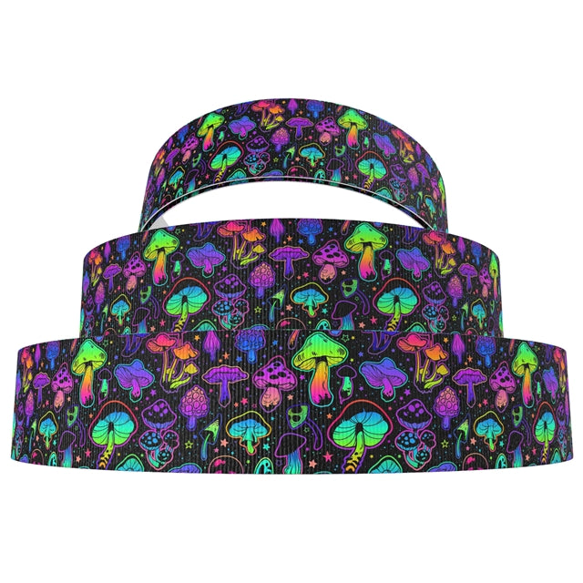 Bunte Pilze  - 32mm, Farbenfrohe Pilzmotive auf schwarzem Hintergrund