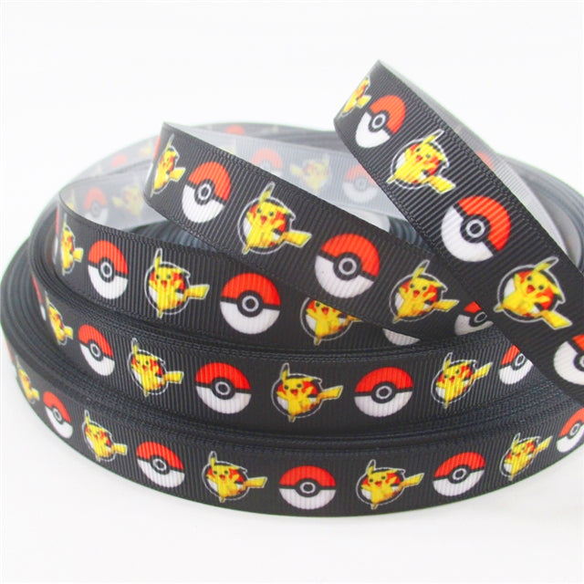 Pokemon Pikachu  in 16mm u. 19mm, Pikachu und Pokebälle auf schwarzem Hintergrund