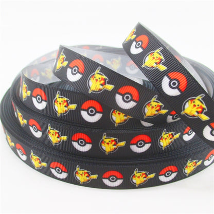 Pokemon Pikachu  in 16mm u. 19mm, Pikachu und Pokebälle auf schwarzem Hintergrund