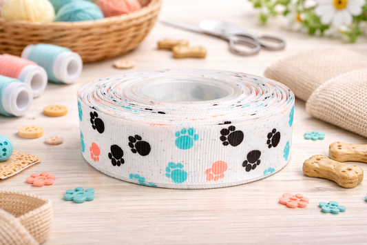 🐾 „Fröhliche Pfoten-Vielfalt – Verspieltes Ripsband in Weiß mit bunten Akzenten“ ✨