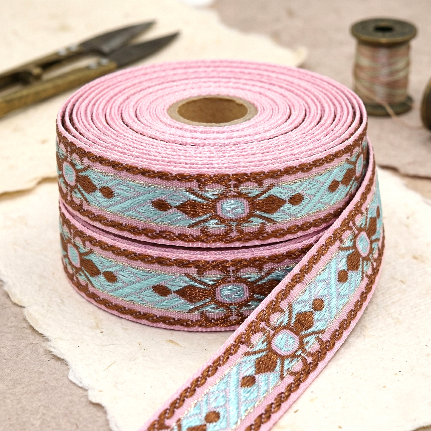 ✨ Ornamentales Webband mit glänzenden Akzenten – 15 mm Breite 🌸