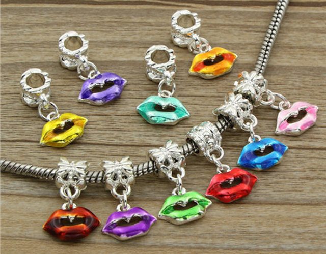 Versilberte Bead Anhänger  Kiss