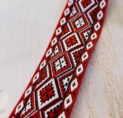 🏺 Traditionelles Ethno-Webband in kräftigem Rot mit geometrischem Rautenmuster – 33 mm ✨
