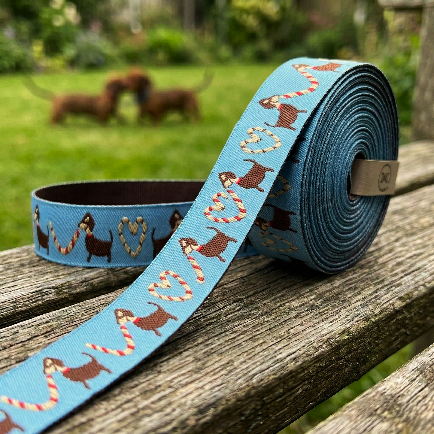 🐾 Dackel-Liebe am See: Webband mit Dackeln & Zuckerstangen-Herzen in Himmelblau 🐾
