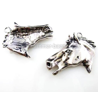 Verschiedene Anhänger Thema Pferd