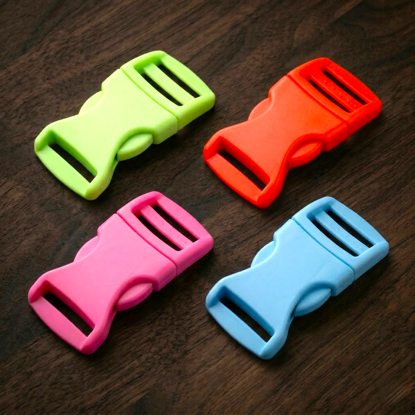 Colored click closure made of plastic