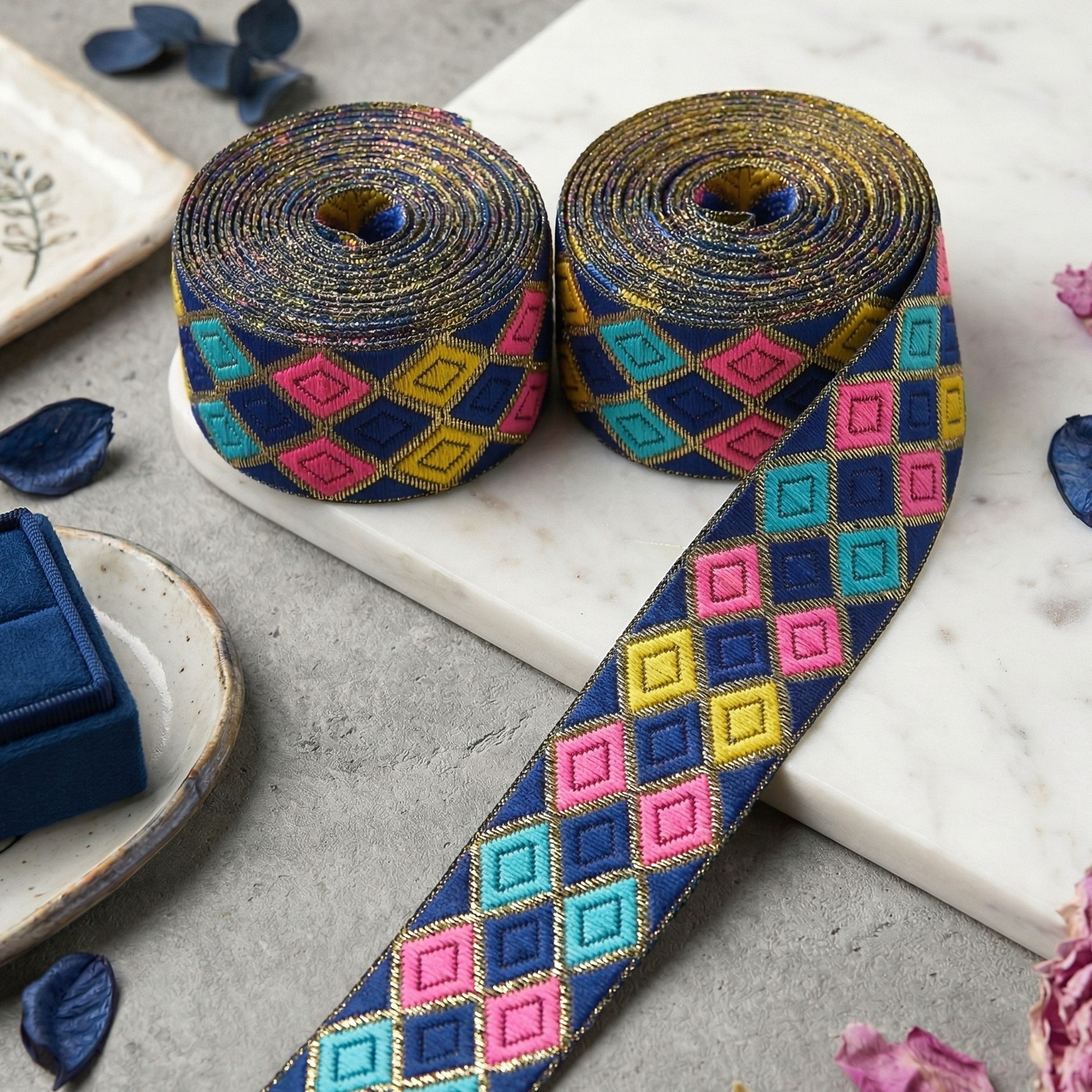 ✨ Funkelndes Webband mit goldenem Rautenmuster – 25mm Breite ✨
