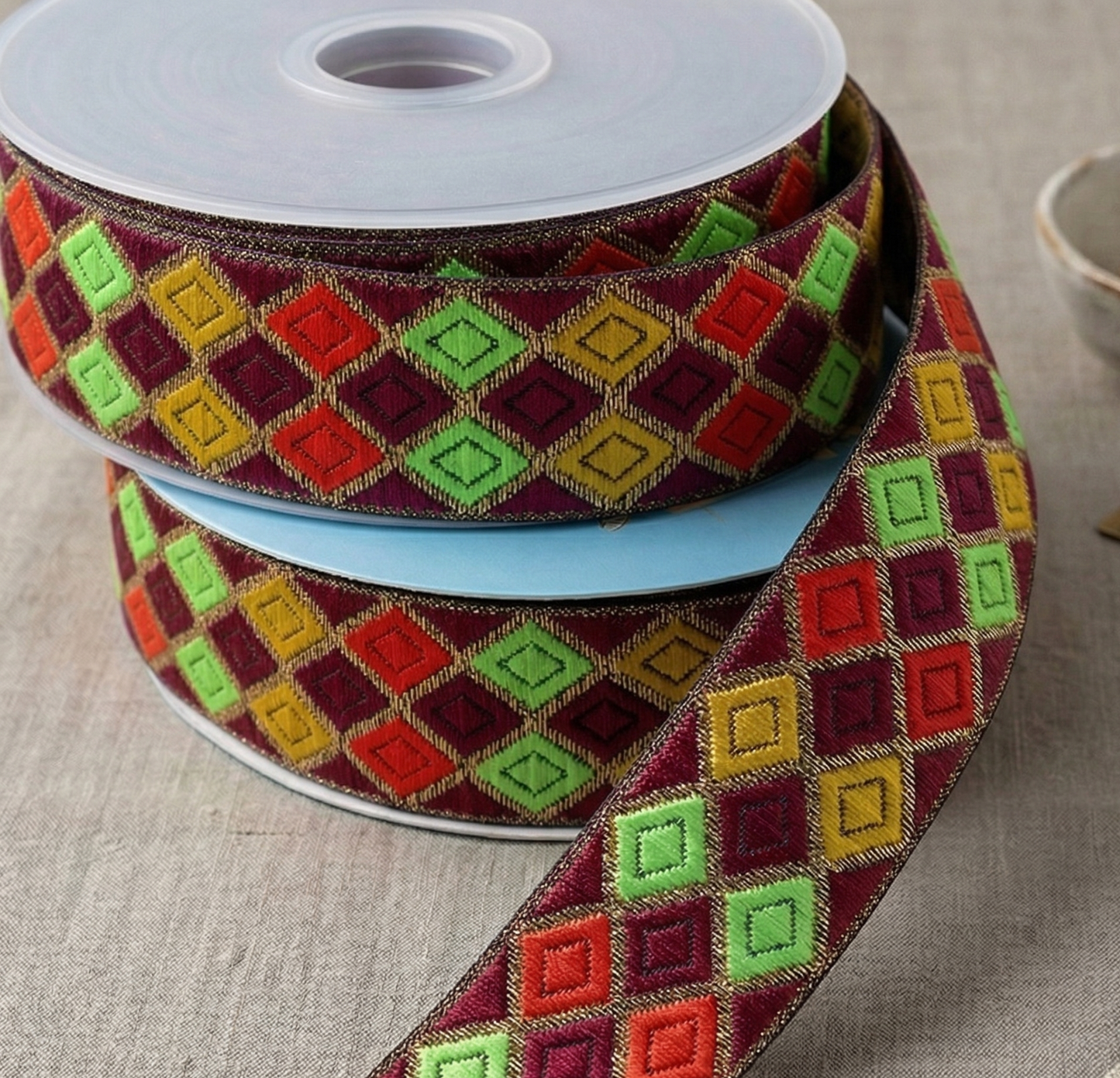 ✨ Funkelndes Webband mit goldenem Rautenmuster – 25mm Breite ✨