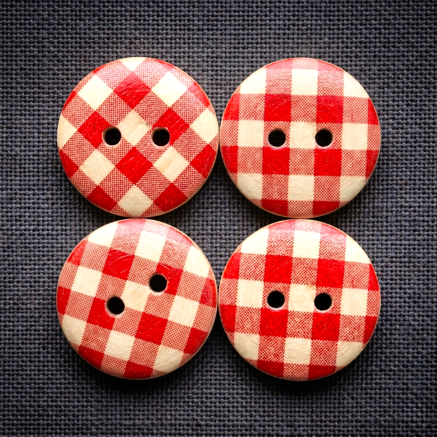 Wooden button, checkered in red &amp; blue