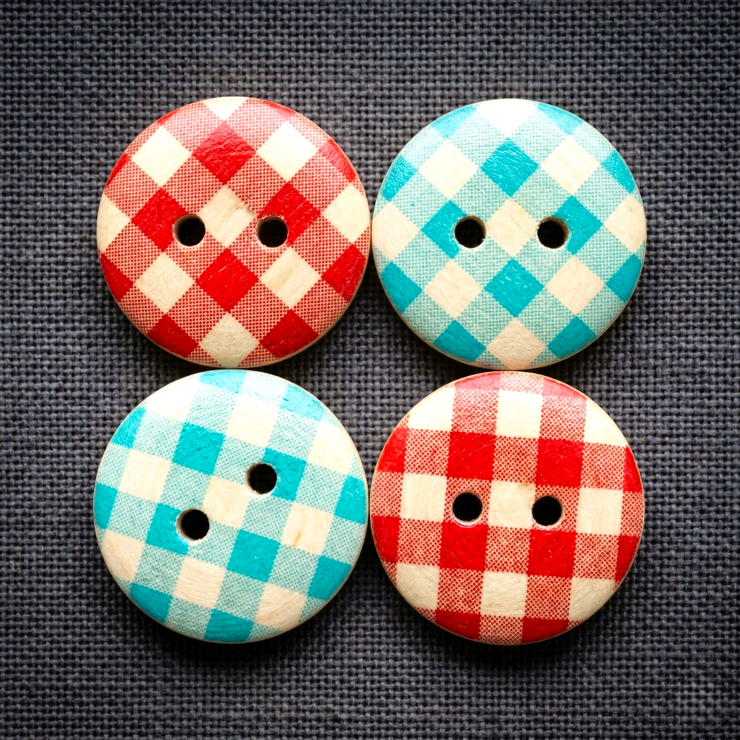 Wooden button, checkered in red &amp; blue