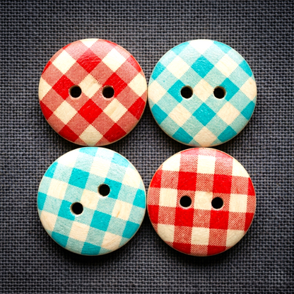 Wooden button, checkered in red &amp; blue