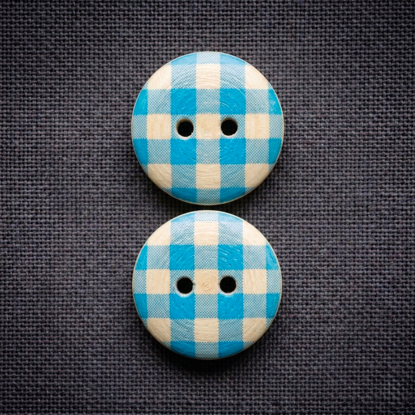 Wooden button, checkered in red &amp; blue