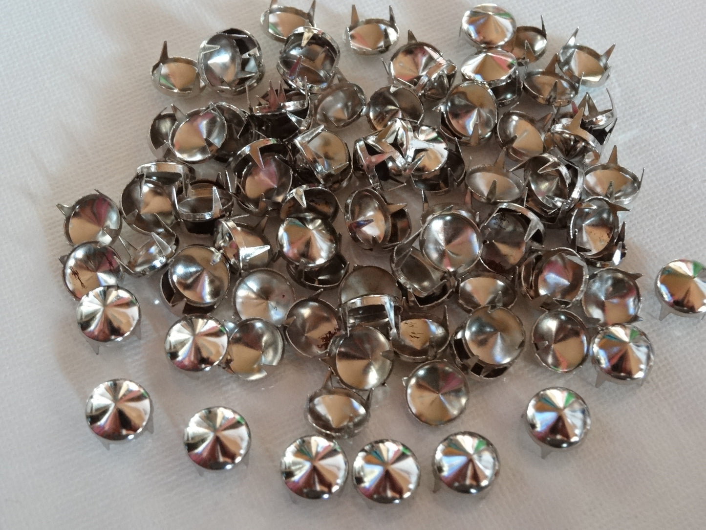 Pyramidennieten in Silbern & Gold