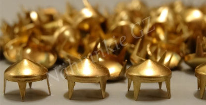 Pyramidennieten in Silbern & Gold