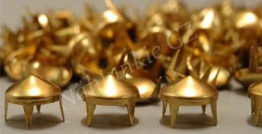 Pyramidennieten in Silbern & Gold