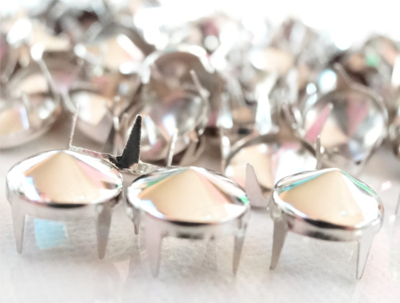 Pyramidennieten in Silbern & Gold