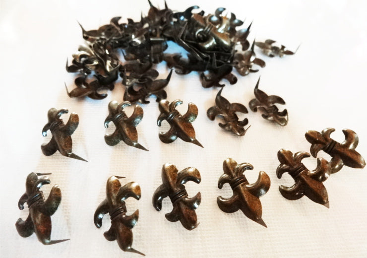 Krallenniete Lilie in Silber & Antikstil