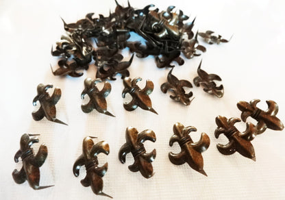 Krallenniete Lilie in Silber & Antikstil