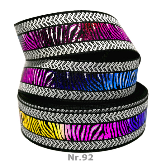 CYBER ZEBRA – 25mm | Bunter Foliendruck auf schwarzem Hintergrund