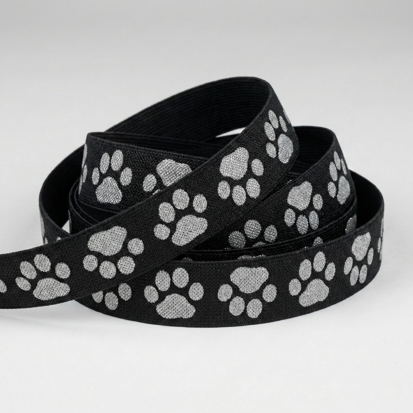 „Silver Paw Glow“ – Elastisches Pfoten-Band in Schwarz & Silber 16mm