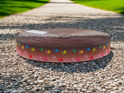 „Bunte Pfoten“ – Farbenfroher Farbverlauf auf Braun 19mm (Eigenproduktion)