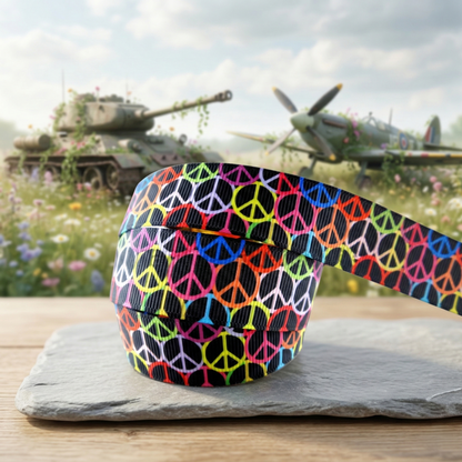✌️ „Bunte Botschaft für Weltfrieden – Fröhliches 22 mm Peace-Band auf tiefem Schwarz“ 🌈