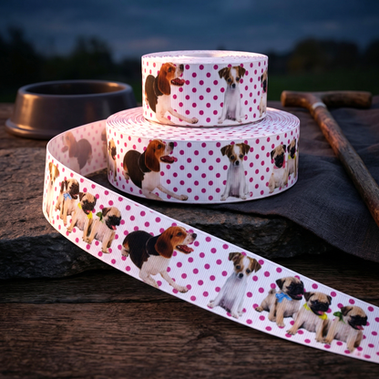 „Bunte Hunde-Parade auf Polka-Dots – Verspieltes 22 mm Band für Beagle- & Mops-Liebhaber“