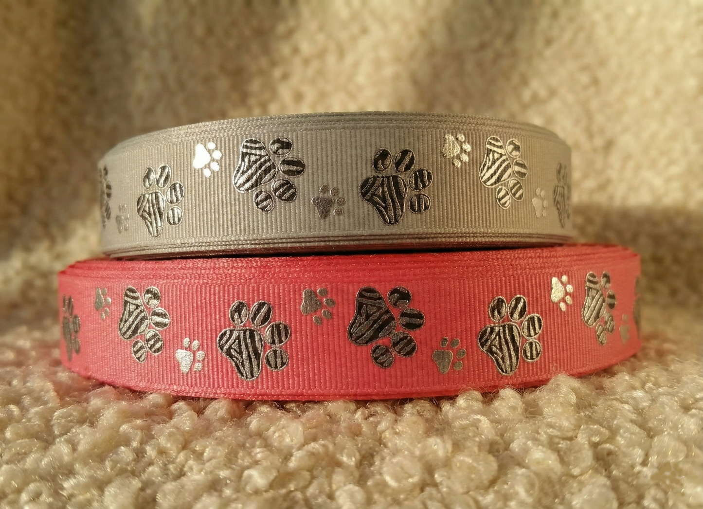 „Zebra-Paw Glamour – Glanzvolles Pfötchen-Ripsband mit Silber-Effekt“ 22mm