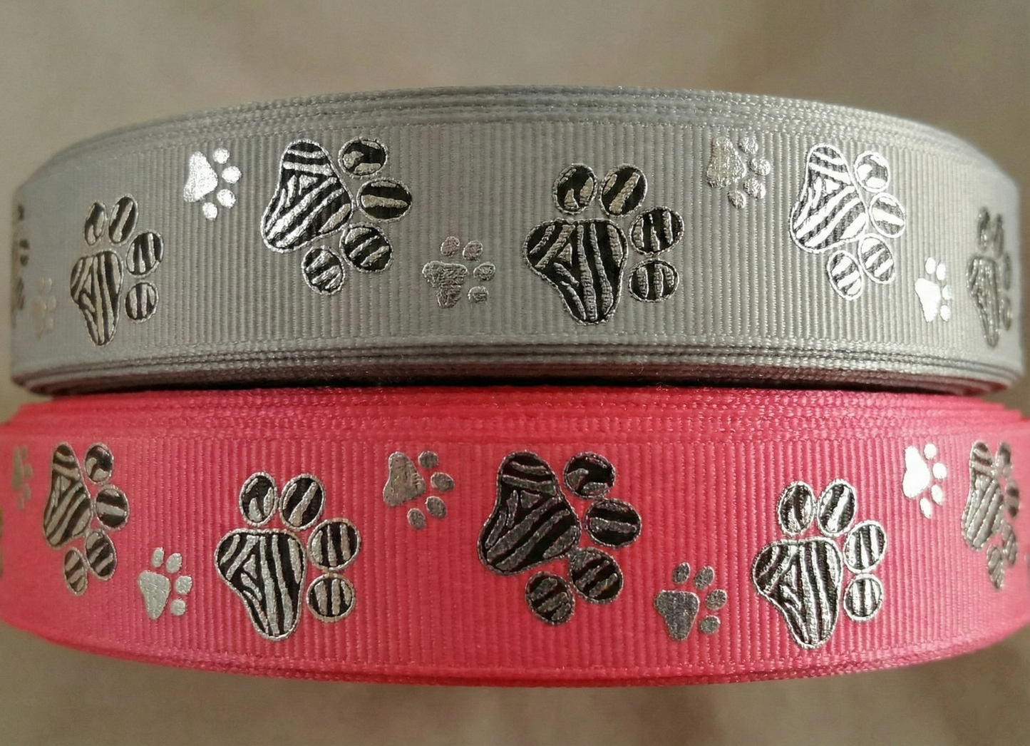„Zebra-Paw Glamour – Glanzvolles Pfötchen-Ripsband mit Silber-Effekt“ 22mm