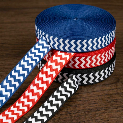 „Zigzag Pulse – Dynamisches Chevron-Ripsband in klassischen Farben“ 16mm