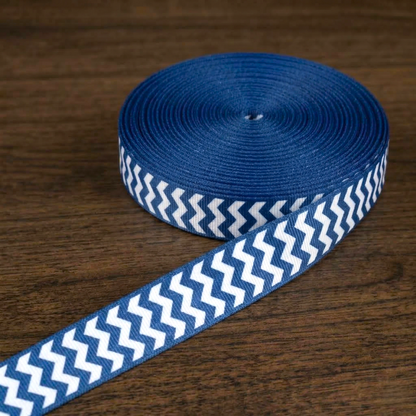 „Zigzag Pulse – Dynamisches Chevron-Ripsband in klassischen Farben“ 16mm