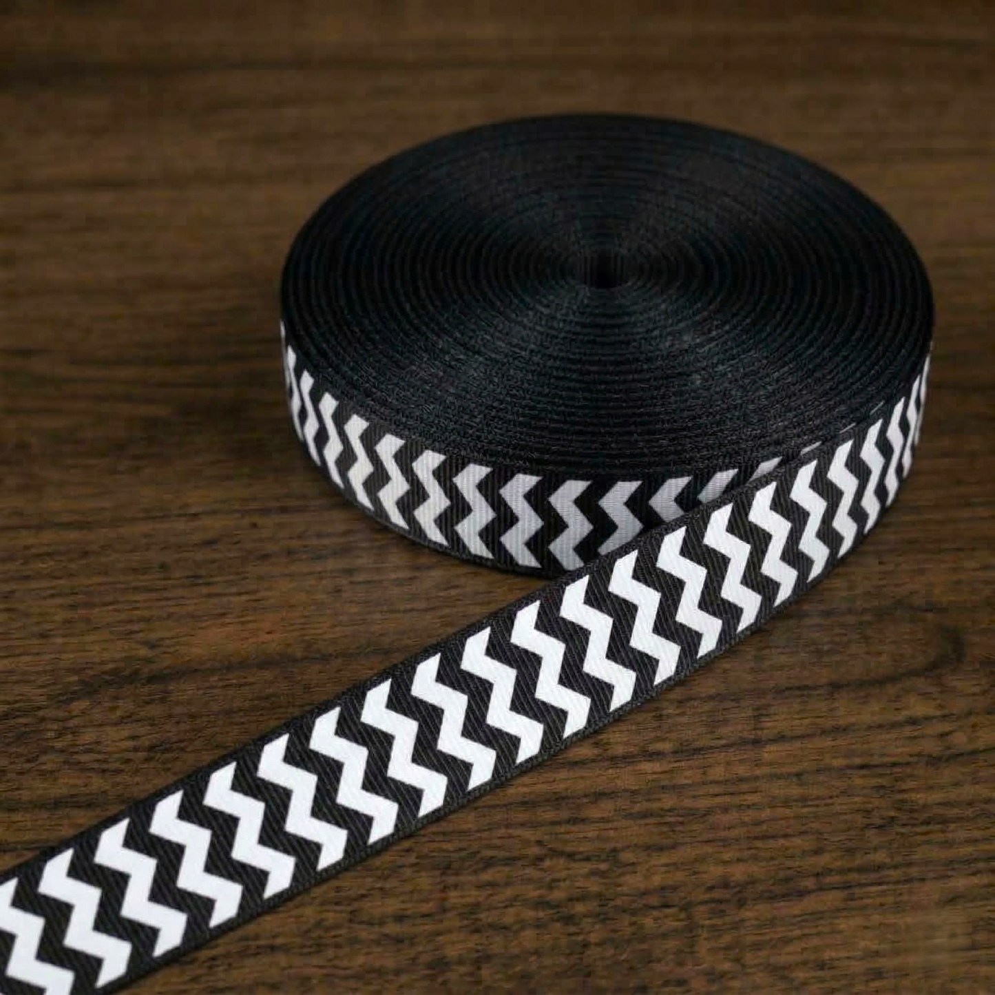 „Zigzag Pulse – Dynamisches Chevron-Ripsband in klassischen Farben“ 16mm