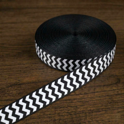 „Zigzag Pulse – Dynamisches Chevron-Ripsband in klassischen Farben“ 16mm