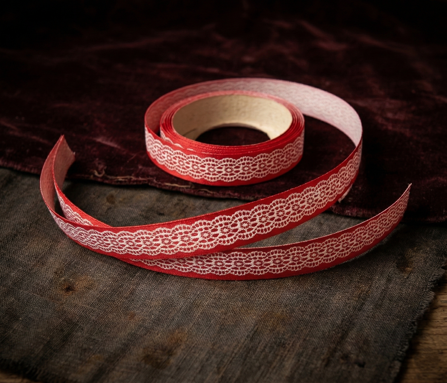 „Lace Elegance – Bezauberndes Häkeloptik-Band in Navy, Rot & Pink“ 16mm