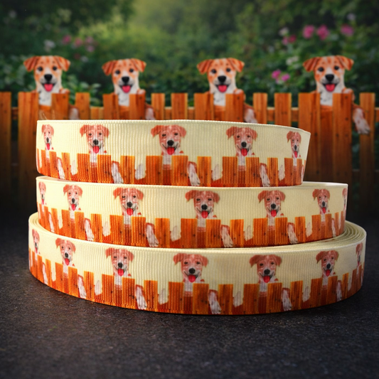 „Garden Buddy – Bezauberndes Ripsband mit neugierigem Hund am Holzzaun“ 22 mm