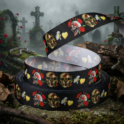 „Floral Bone Skull – Exklusives Ripsband mit Totenköpfen, Rosen & Herzen“ 22 mm