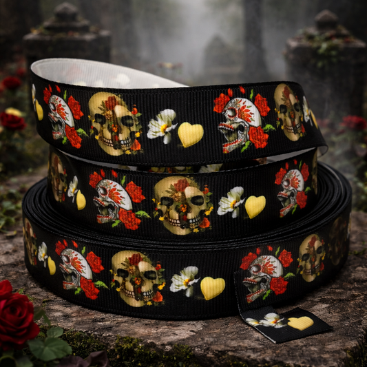 „Floral Bone Skull – Exklusives Ripsband mit Totenköpfen, Rosen & Herzen“ 22 mm