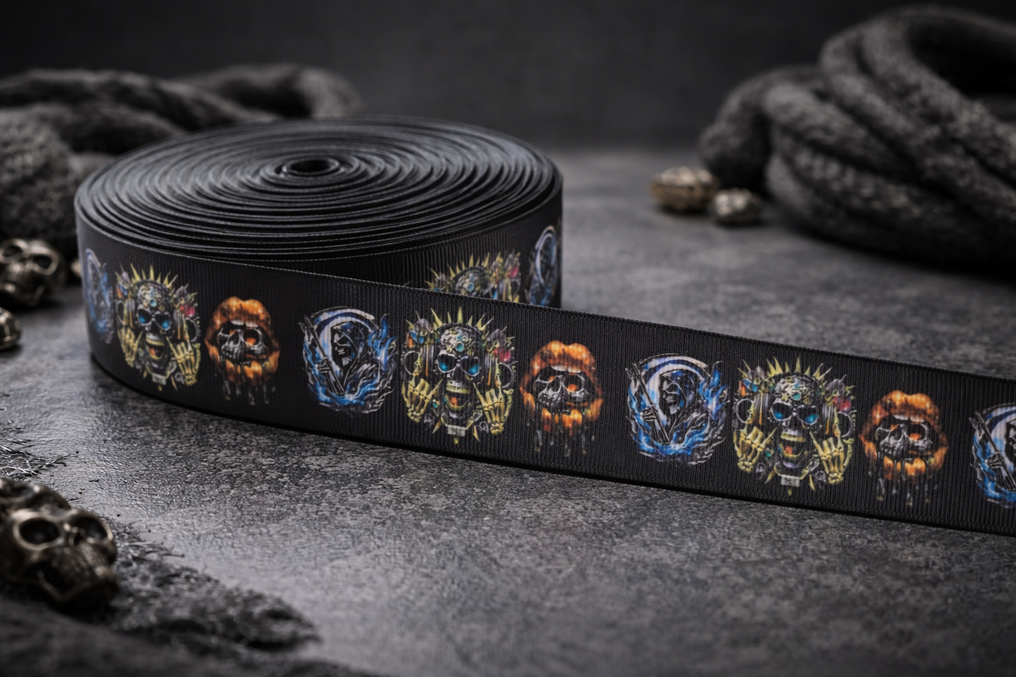 🤘 „Dark Rock & Gothic-Vibes“ – Exklusives Ripsband mit Totenkopf-Motiven 💀
